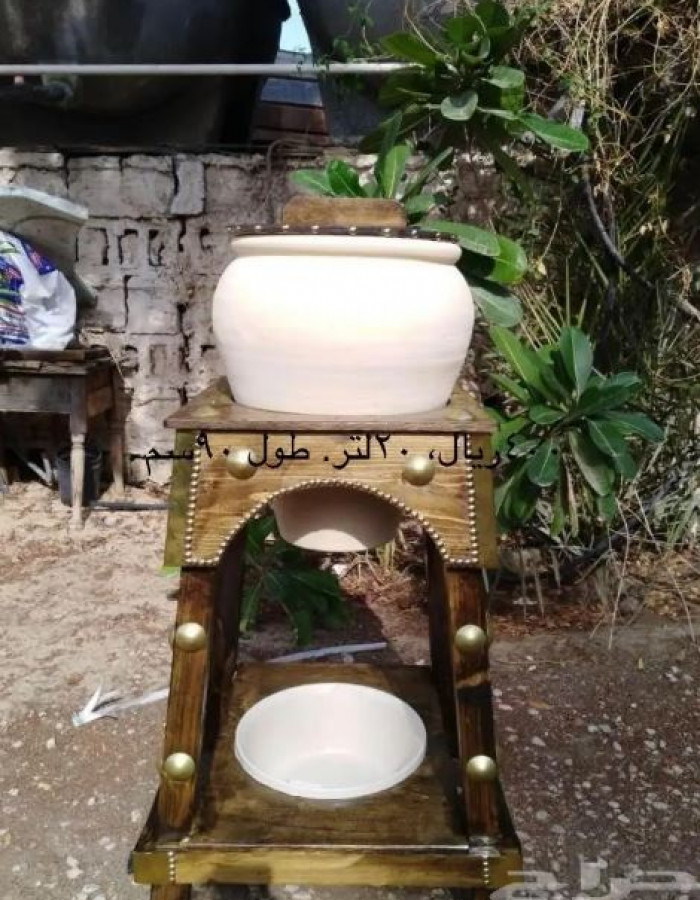 زير ماء مع قاعدة خشب مزينة 